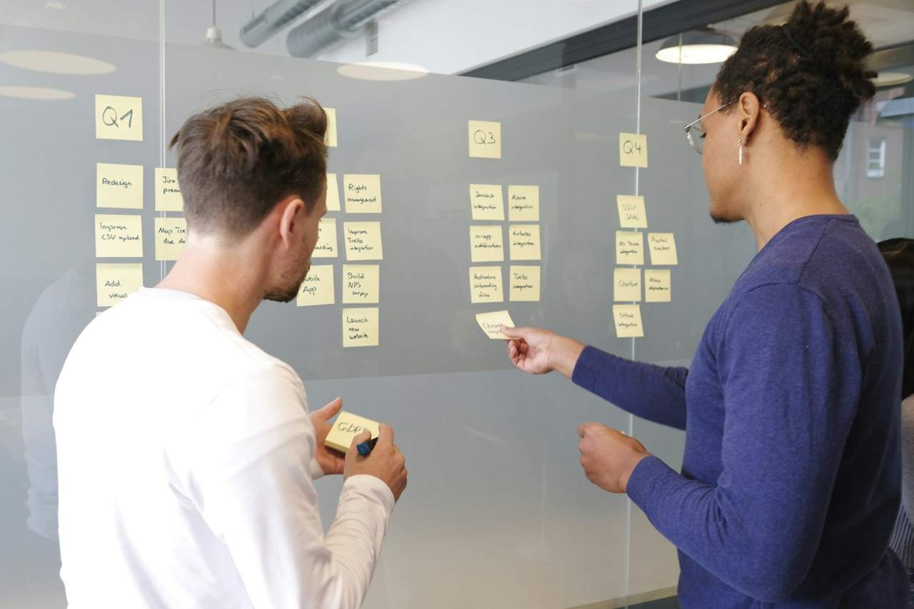 Persone al lavoro in ufficio